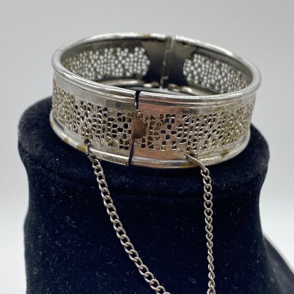 Vintage Silver Tone Filigree Hinged Bangle Bracelet With Safety Chain **NOTE** - Picture 3 of 14